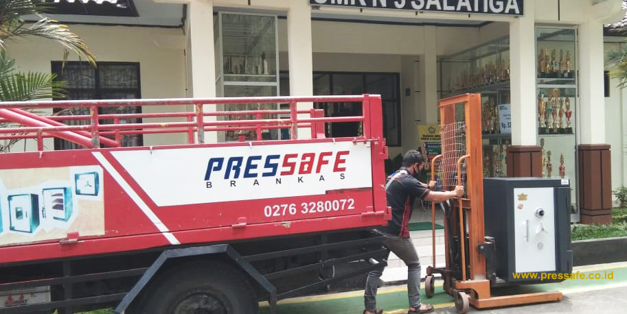 Pengiriman brankas besi baru